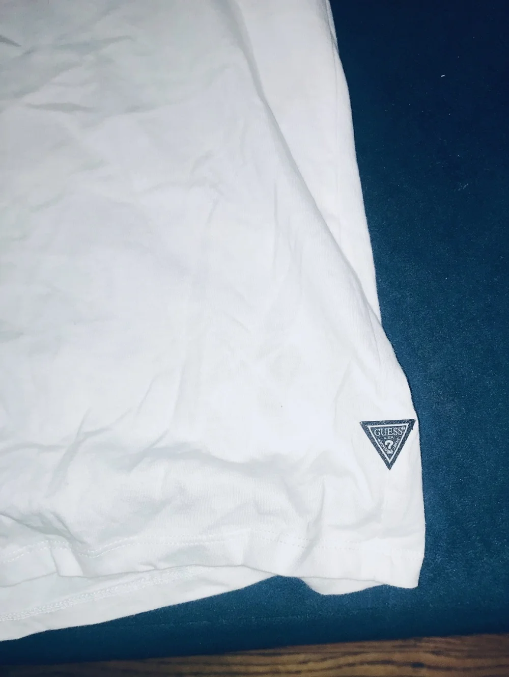 Guess White Short Sleeve Tee with Irisdescent Light Blue Logo Size XXL - Picture 5 of 5